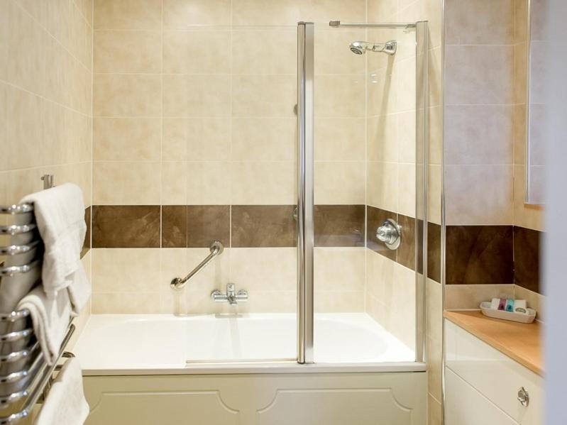 The White Horse Hotel and Luxury Shepherds Huts - Familiekamer