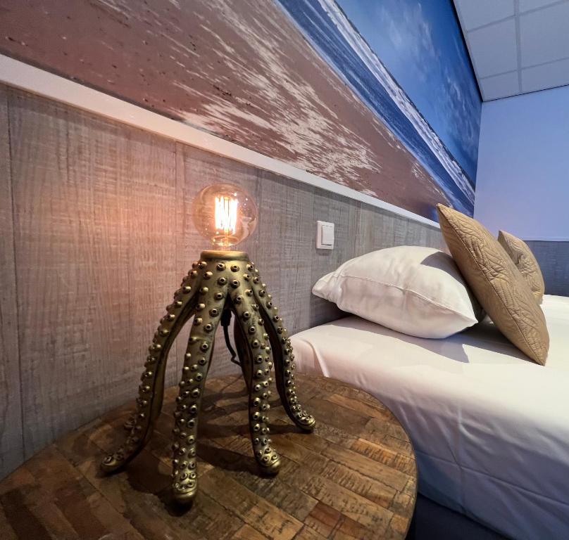 Letto o letti in una camera di SEA YOU Hotel Noordwijk