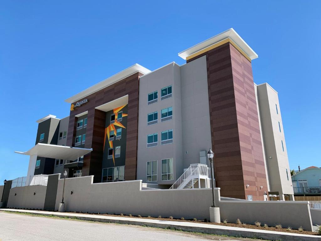 La Quinta Inn & Suites by Wyndham Galveston North at I-45 photo