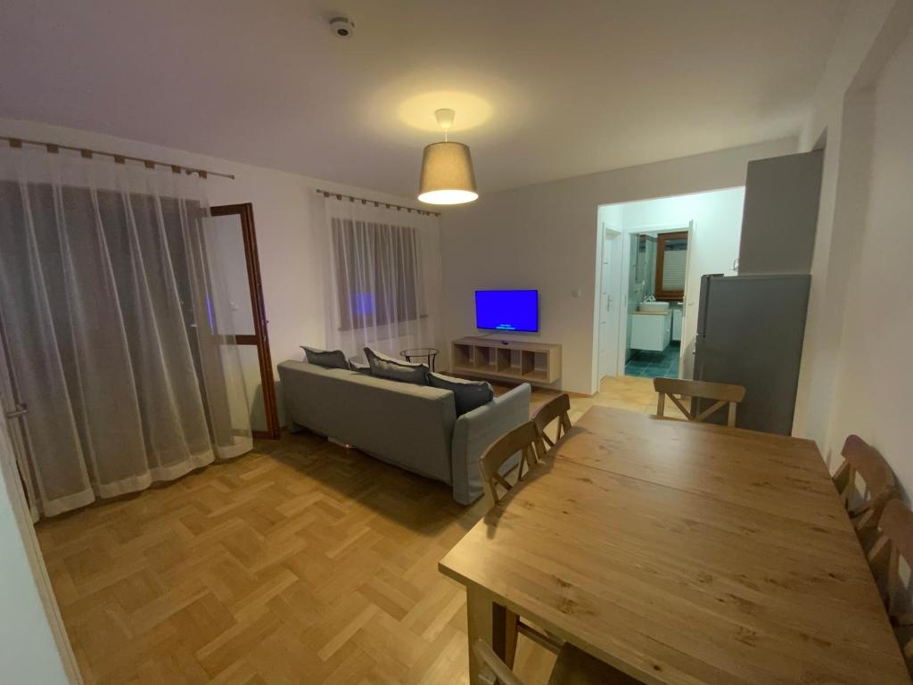 Televízia a/alebo spoločenská miestnosť v ubytovaní Villa Verona