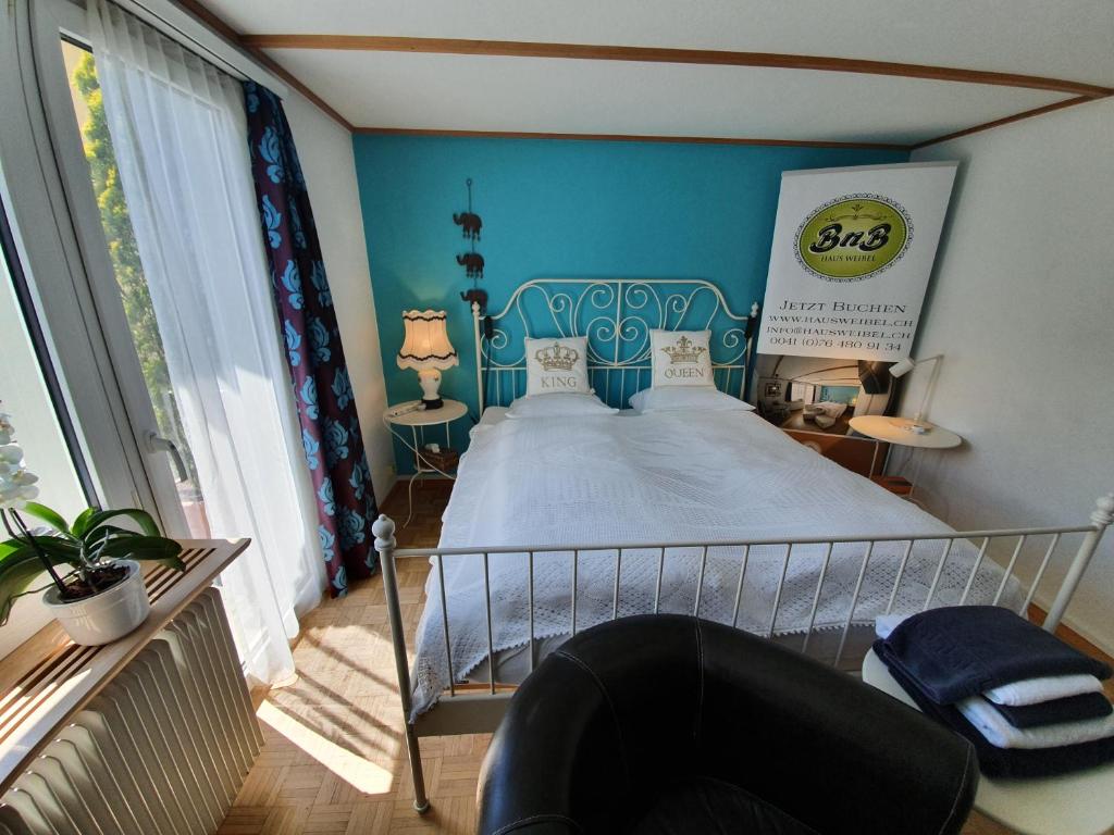 Postel nebo postele na pokoji v ubytování BnB Haus Weibel