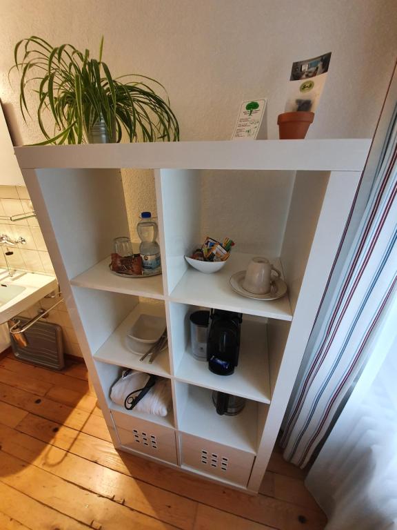 Příslušenství pro přípravu čaje a kávy v ubytování BnB Haus Weibel