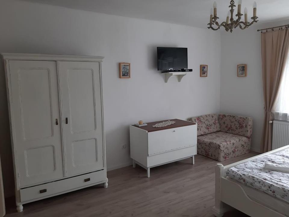 TV a/nebo společenská místnost v ubytování Edina Vintage Vendégház