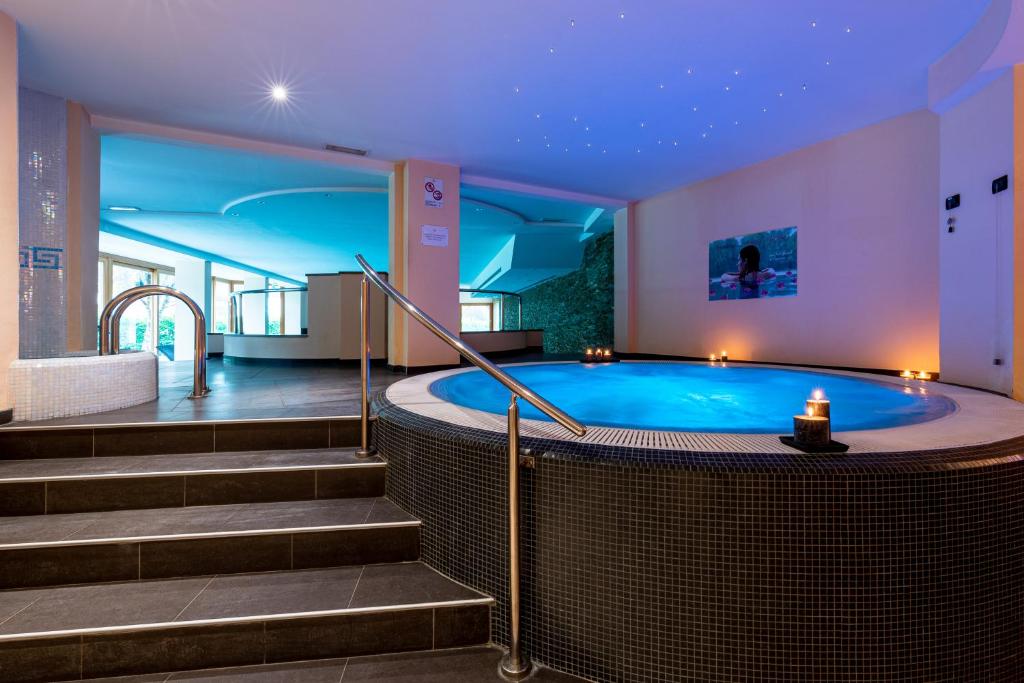 Bazén v ubytování Hotel La Perla nebo v jeho okolí