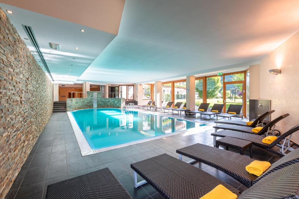 Bazén v ubytování Hotel La Perla nebo v jeho okolí