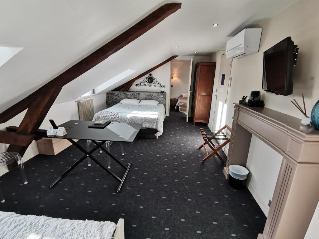 Postel nebo postele na pokoji v ubytování Logis Hotel Le Cerf