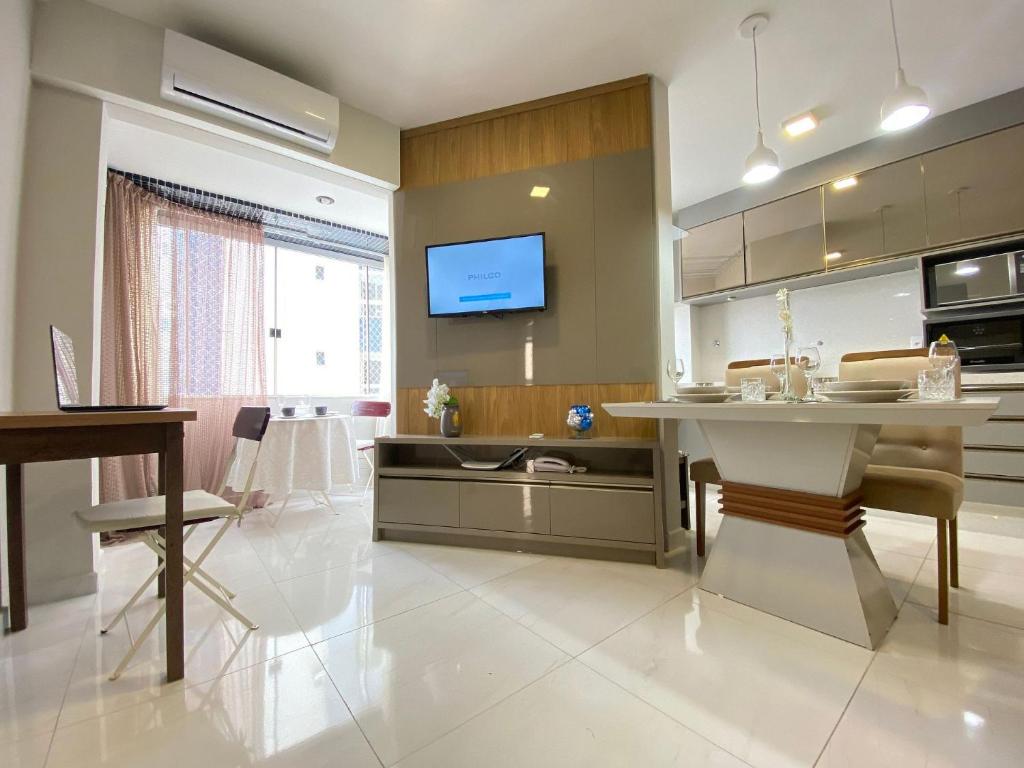 Il comprend une cuisine avec une table et une télévision. dans l'établissement LAS165 - Av. Central, Climatizado, Conforto, Wi-Fi, à Balneário Camboriú