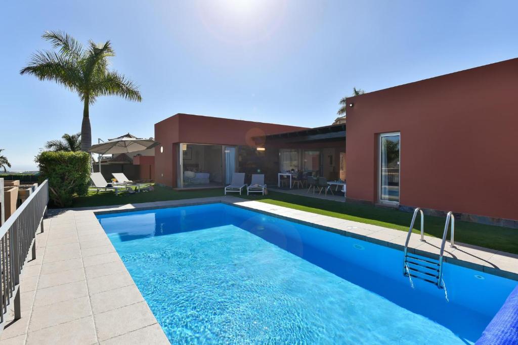 The swimming pool at or close to Par 4 Blue Star by VillaGranCanaria