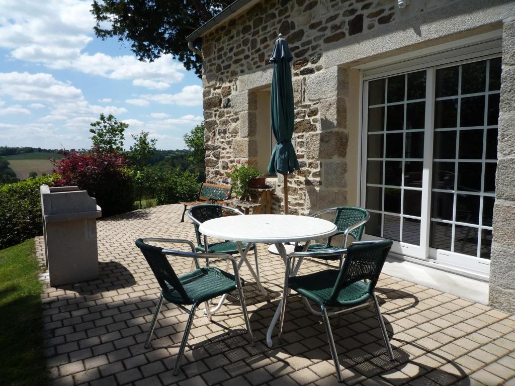 Un patio o zona al aire libre en L'IF Charmante petite maison bretonne