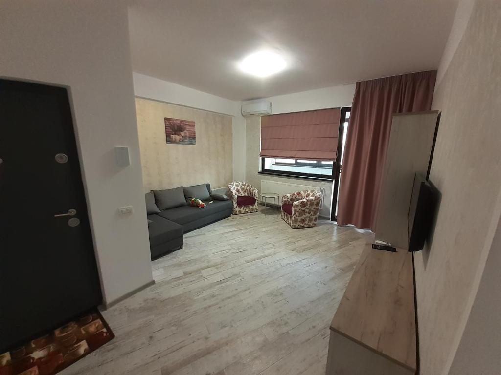 a living room with a couch and a television at Apartament Matei in Tulcea