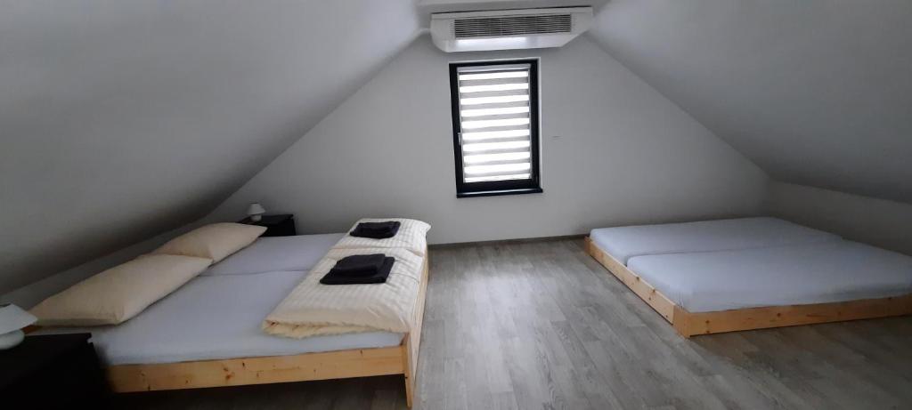 מיטה או מיטות בחדר ב-Apartmány Aktiv Lipno