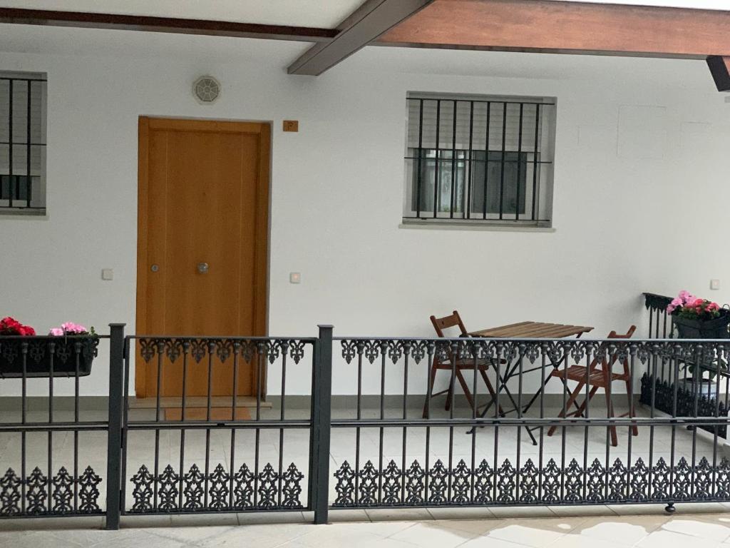 um quarto com uma mesa e cadeiras e uma porta em Casa Vigon em Sanlúcar de Barrameda