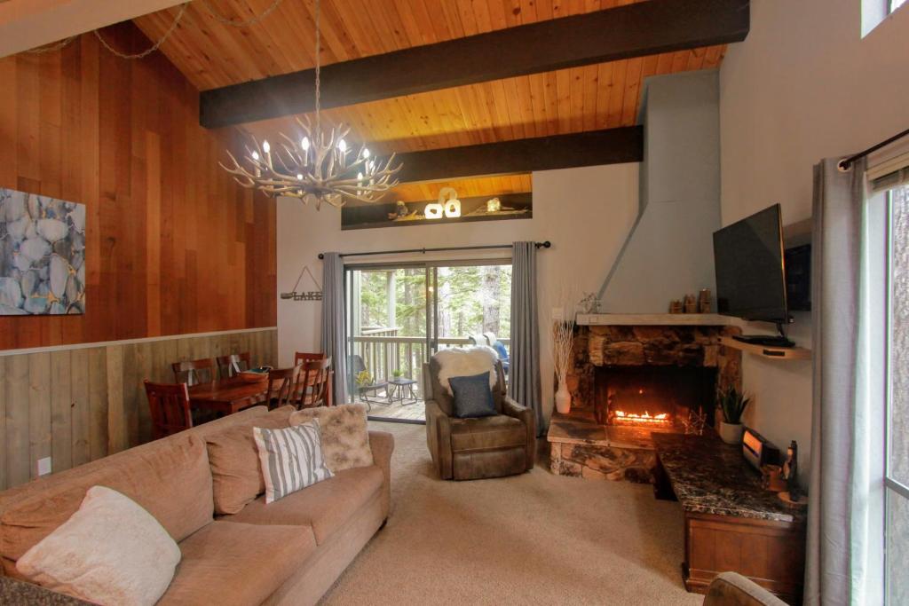 Woodsy retreat near Northstar & lake - Four-Bedroom House