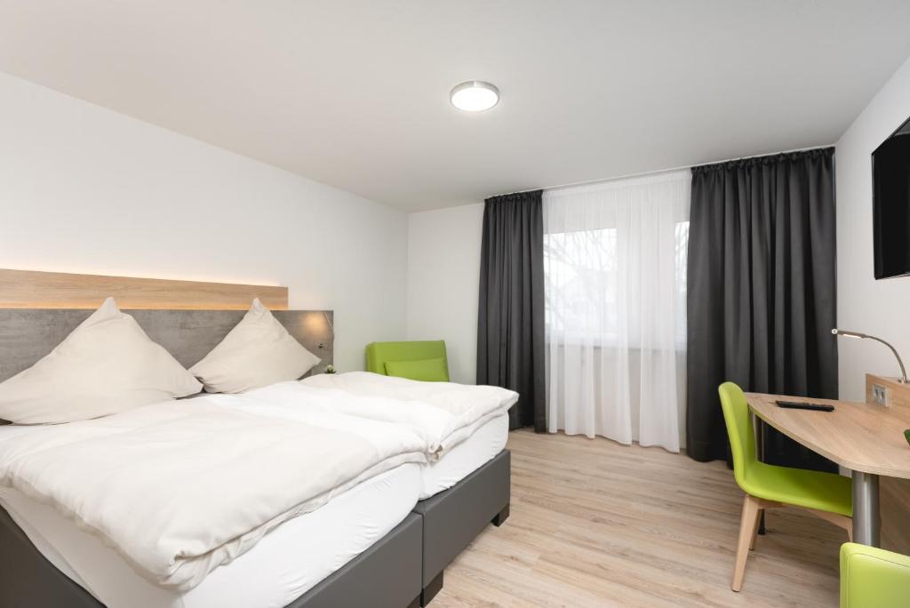 Postel nebo postele na pokoji v ubytování Zur Blume Hotel & Restaurant Efringen-Kirchen bei Basel
