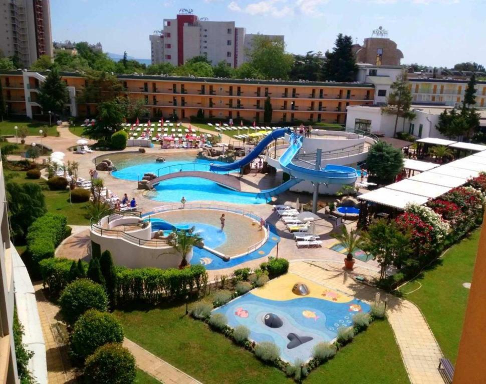 una gran piscina con un tobogán de agua en un complejo en Apartment in Trakia Plaza, en Sunny Beach