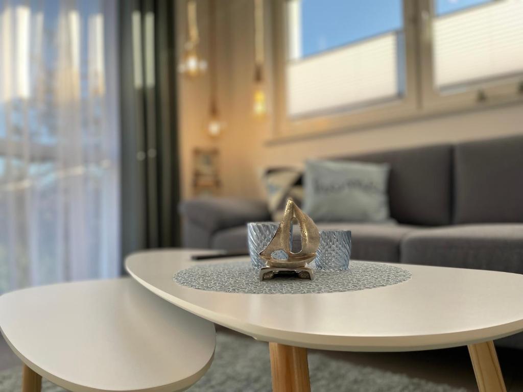 un par de tacones sentados en una mesa en una sala de estar en Luv-Moderne Neubauwohnung in Strandnähe-Wallbox, en Wremen