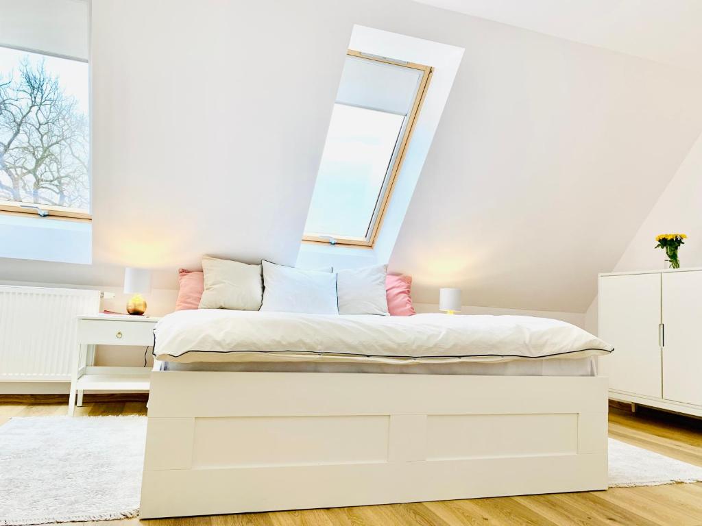 Łóżko lub łóżka w pokoju w obiekcie Dwupiętrowy apartament rodzinny w centrum miasta z darmowym parkingiem Pod Złotym Lwem V