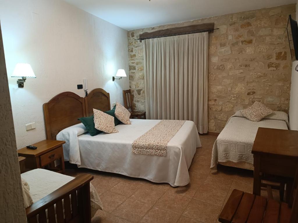 Postel nebo postele na pokoji v ubytování hostal Decerca Prádena
