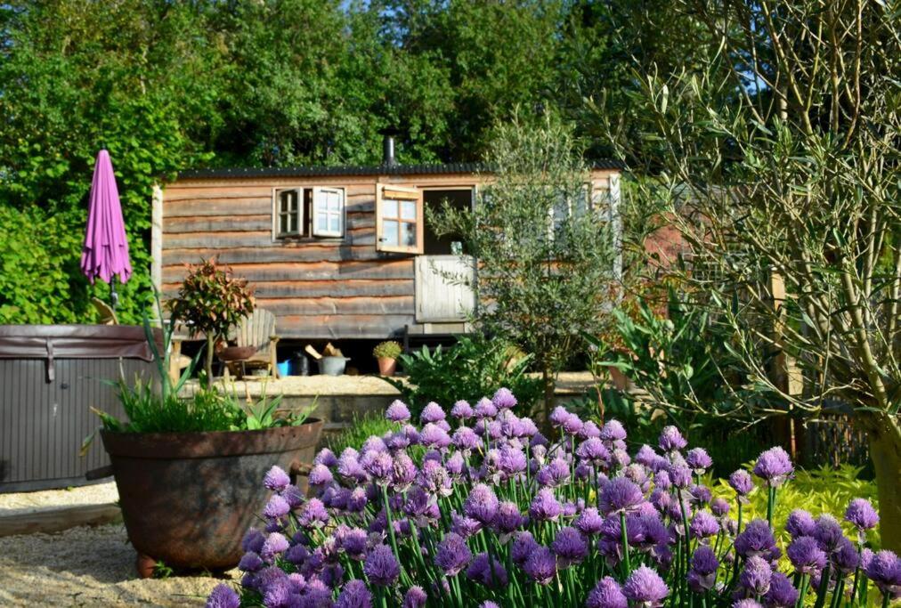 Zahrada ubytování Luxury, rural Shepherds Hut with hot tub nr Bath