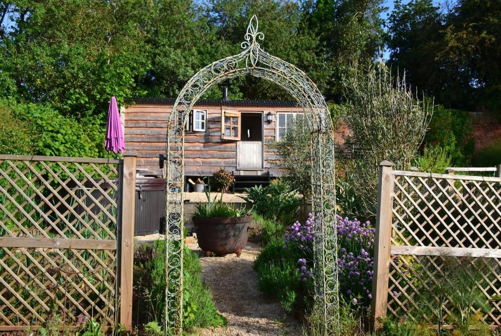 Zahrada ubytování Luxury, rural Shepherds Hut with hot tub nr Bath