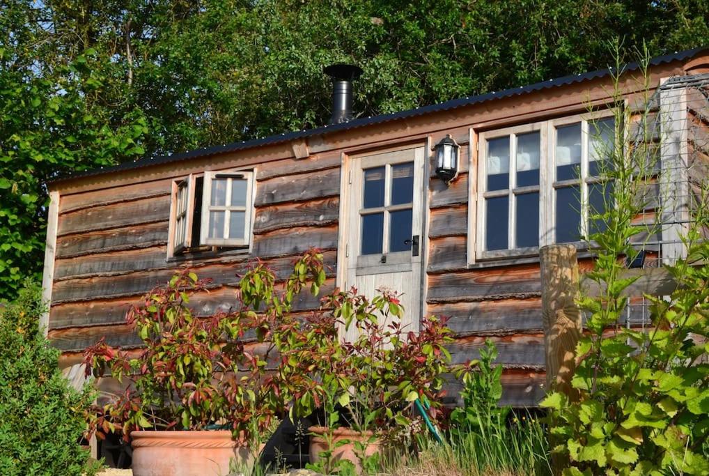 Zahrada ubytování Luxury, rural Shepherds Hut with hot tub nr Bath