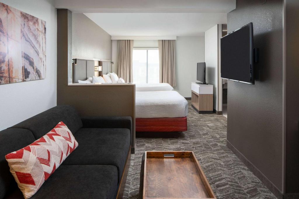 Sonesta Select Nashville Airport Suites tesisinde bir televizyon ve/veya eğlence merkezi