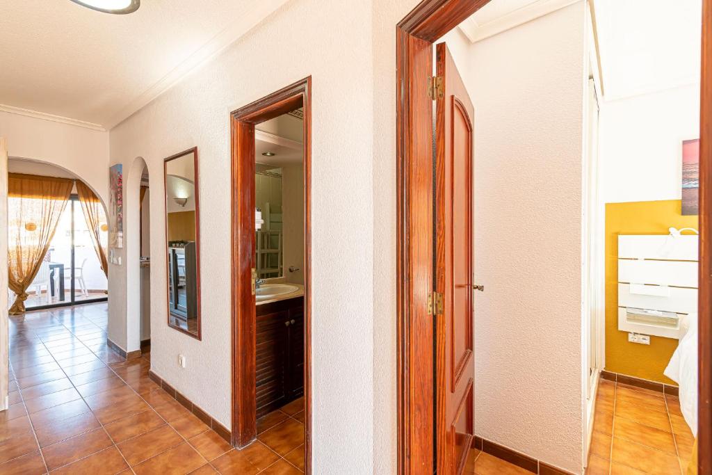 Apartamento con balcón y vistas al mar - Golf del Sur, San ...