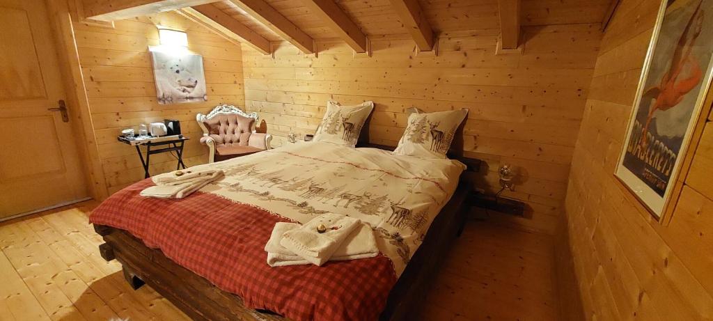 Tempat tidur dalam kamar di Chambre d'hôtes L'ours Bleu
