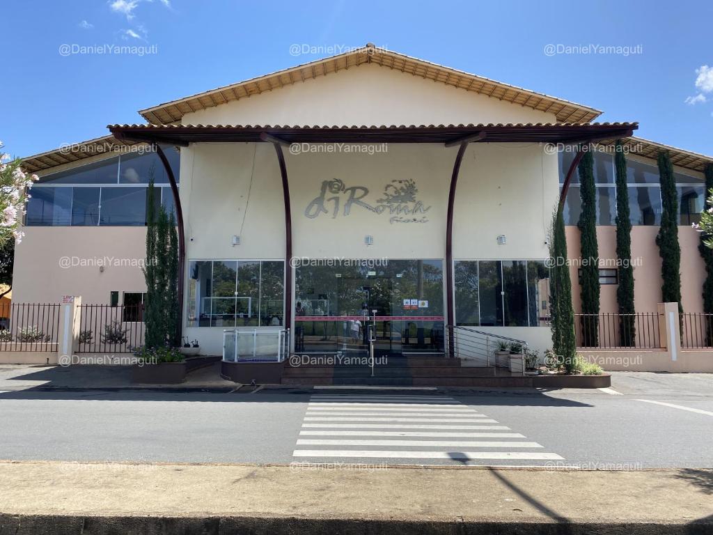 a store front with a large building with windows at DiRoma Fiori Caldas Novas - YMT - 030 in Caldas Novas