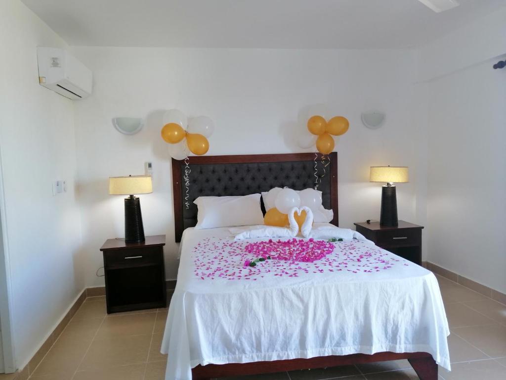 Een bed of bedden in een kamer bij Ensenada Resort