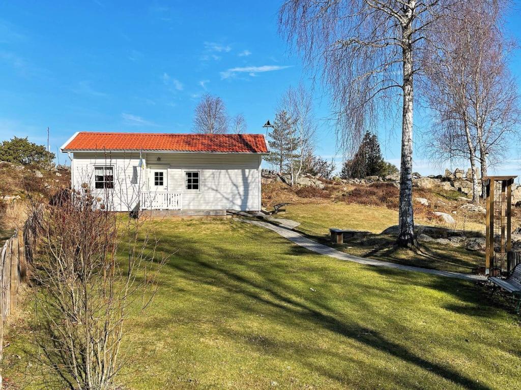 Höviksnäsにある6 person holiday home in Höviksnäs-By Traumの小白屋根