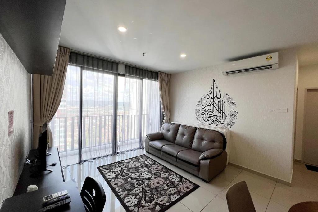 - un salon avec un canapé et une grande fenêtre dans l'établissement iCity 2Bedroom Near Themepark & Mall Free Parking Muslim Friendly, à Kampong Padang Jawa