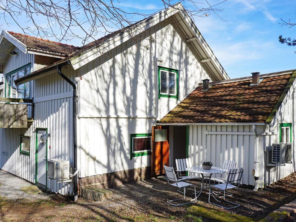 フンボストランドにあるHoliday home HUNNEBOSTRAND XIIの白い家