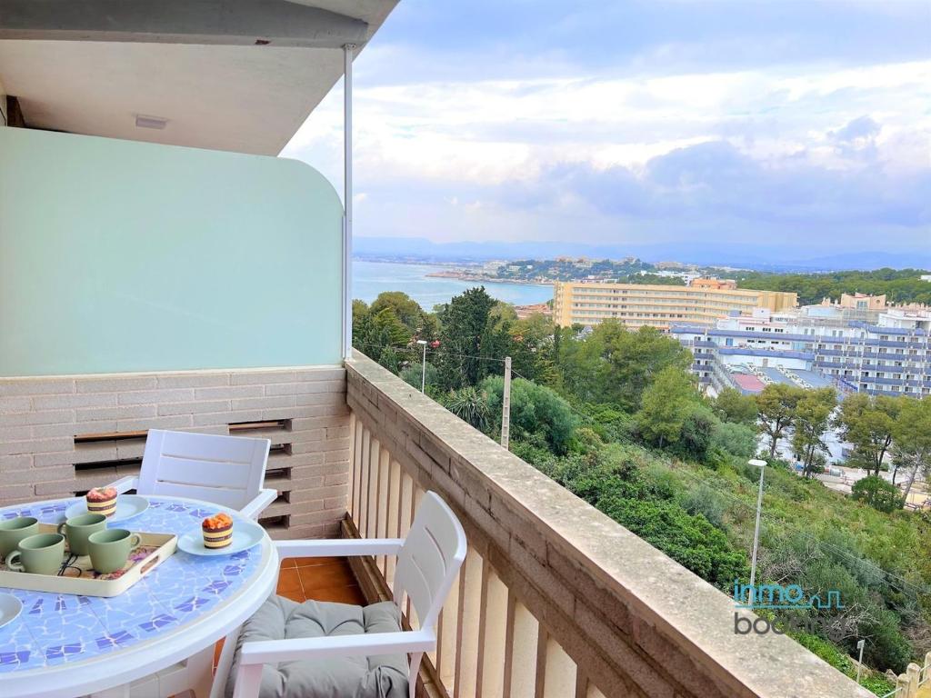 balcón con mesa, sillas y vistas en Sun Beach CYE Salou, climatizado, piscina y Pk en Salou