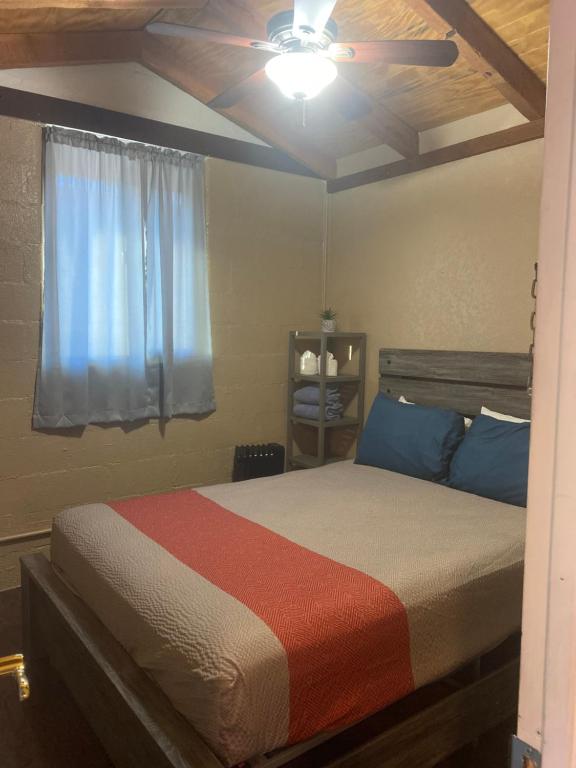 Postel nebo postele na pokoji v ubytování WILLIAMS AZ HOSTEL