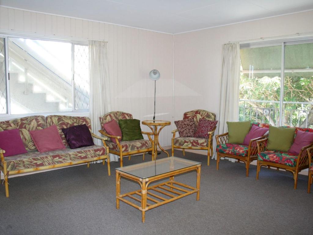 - un salon avec des canapés, des chaises et une table dans l'établissement White Dolphin Unit 5, à Gold Coast