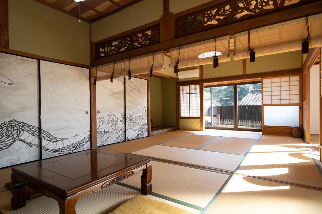 an empty room with a table in the middle of it at 海蔵寺 宿坊 櫻海 in Ine