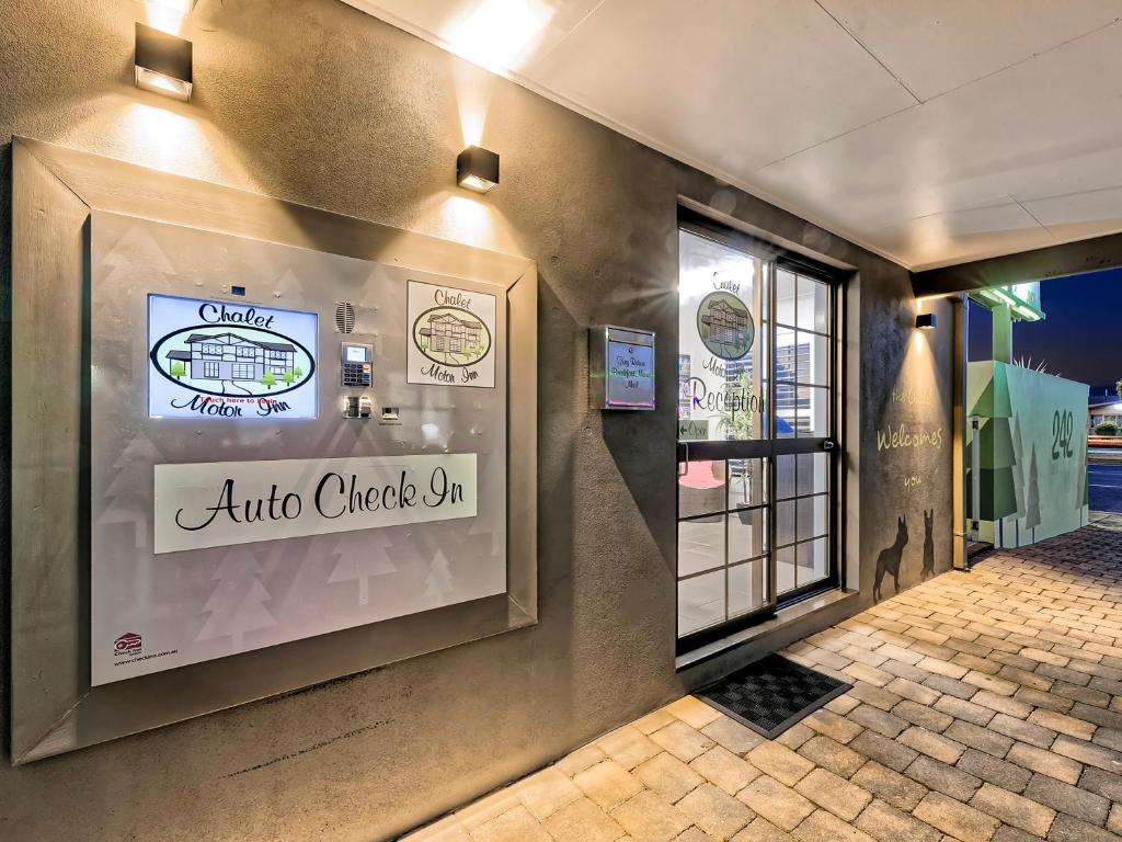 Certifikát, hodnocení, plakát nebo jiný dokument vystavený v ubytování Chalet Motor Inn