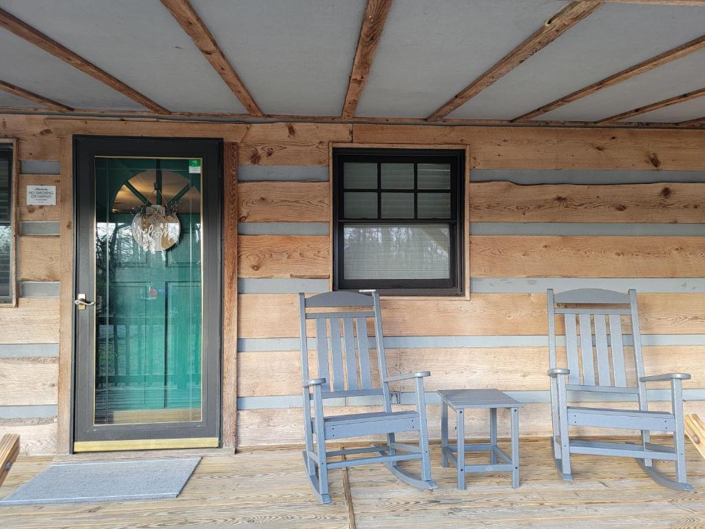 twee stoelen op de veranda van een hut bij Just Breathe in Dandridge