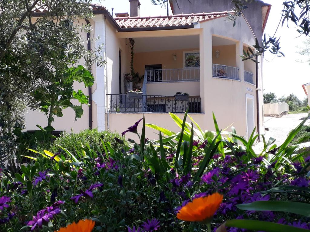 una casa con flores delante en Casa dos Amigos, en Ansião