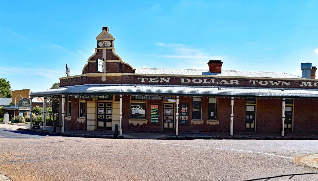 een oud gebouw met een klokkentoren erop bij Ten Dollar Town Motel in Gulgong