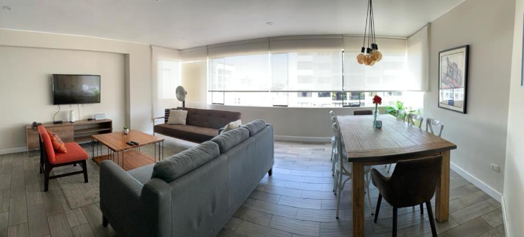 sala de estar con sofá y mesa en MLA apartments - 28 de Julio, en Lima