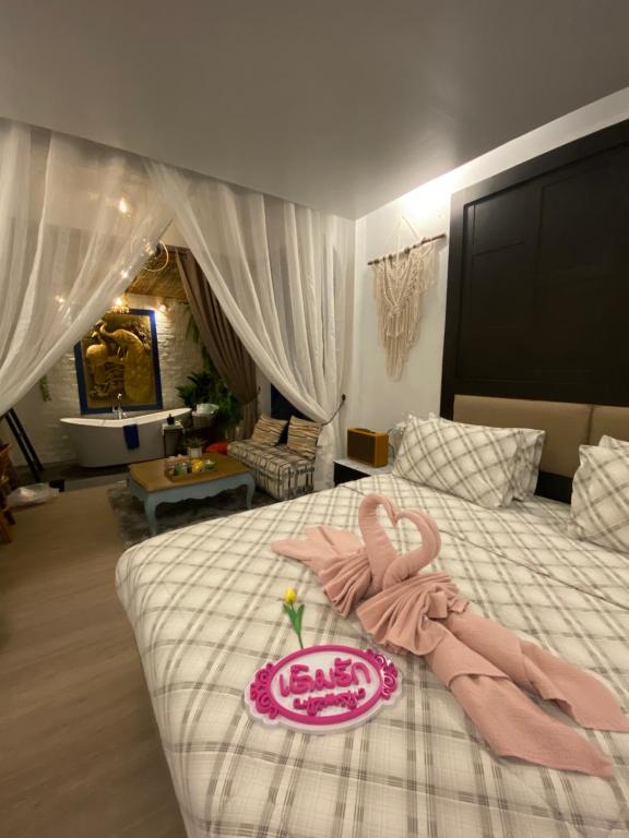 Postel nebo postele na pokoji v ubytování Virawan pool kohlarn วิราวัน พูล รีสอร์ท ที่พักเกาะล้าน