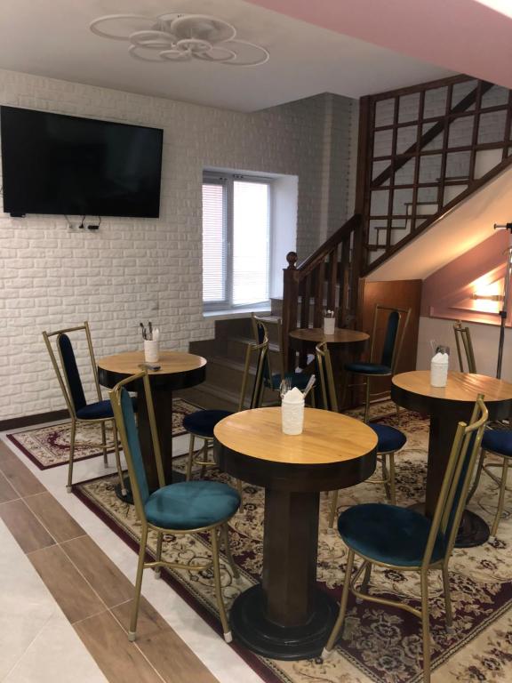 Samal-2 Hotel tesisinde lounge veya bar alanı