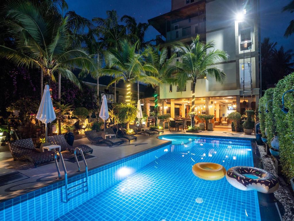 Bazén v ubytování Baan Sailom Hotel Phuket - Sha Extra Plus nebo v jeho okolí