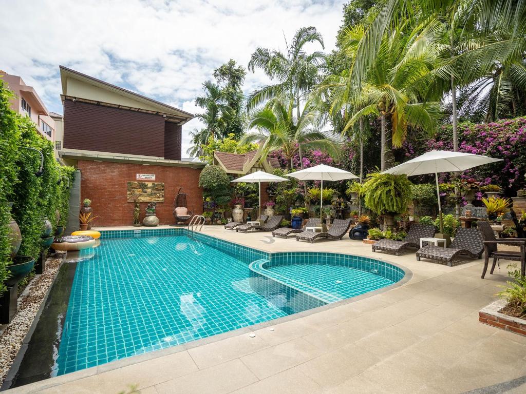 Bazén v ubytování Baan Sailom Hotel Phuket - Sha Extra Plus nebo v jeho okolí