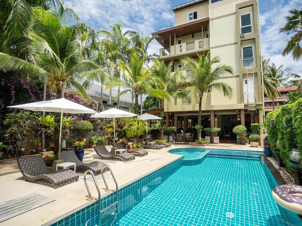 Bazén v ubytování Baan Sailom Hotel Phuket - Sha Extra Plus nebo v jeho okolí
