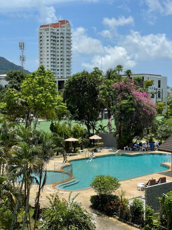 Bazén v ubytování Phuket Golden Sand Inn - SHA Extra Plus nebo v jeho okolí