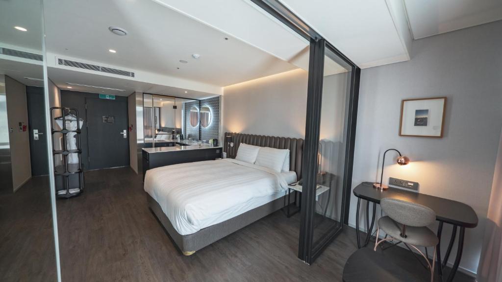 Postel nebo postele na pokoji v ubytování Lavalse Hotel