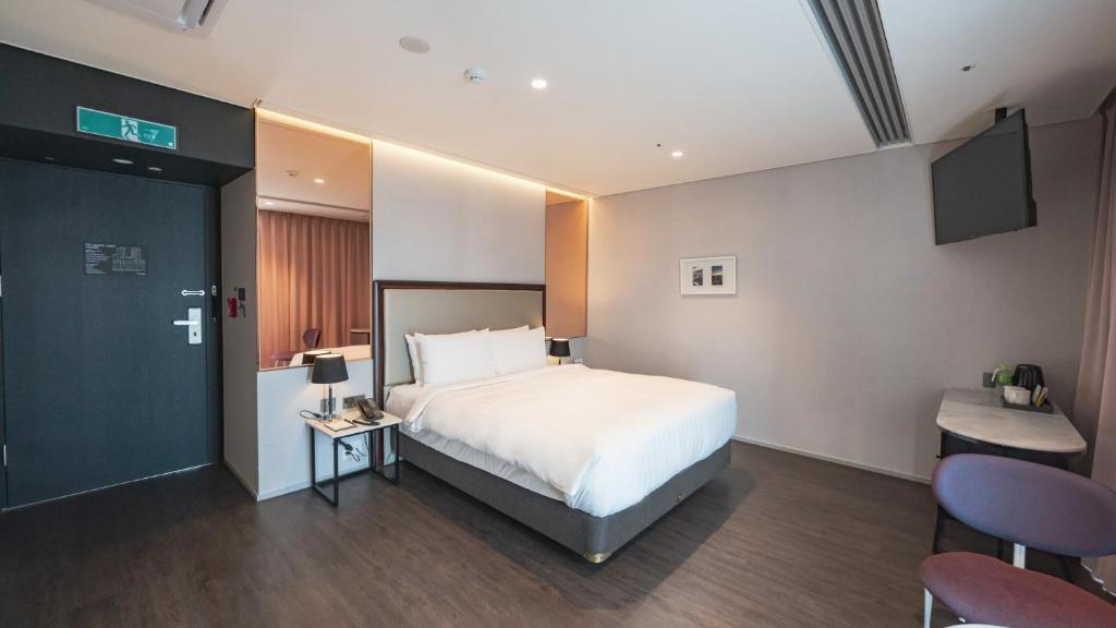 Postel nebo postele na pokoji v ubytování Lavalse Hotel